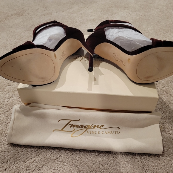 Excellent Currant Vince Camuto Velvet Devin Heels - Picture 2 of 4